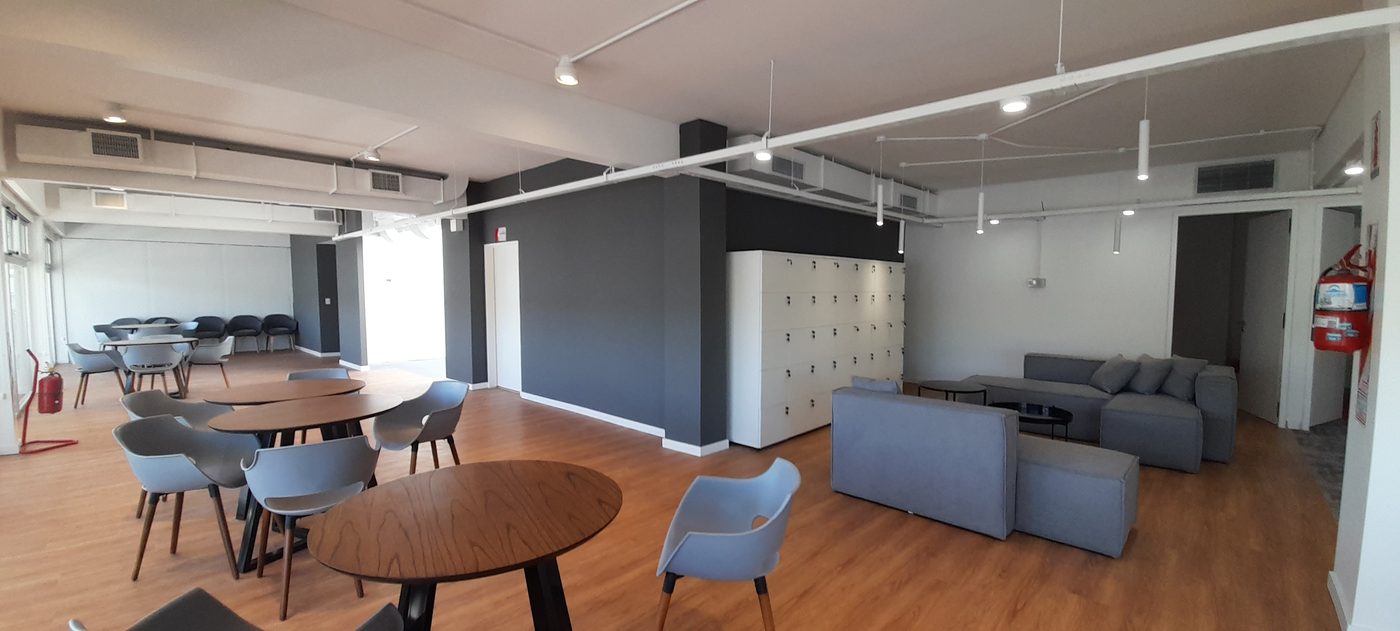 Espacio colaborativo y de breakout con sillones y lockers