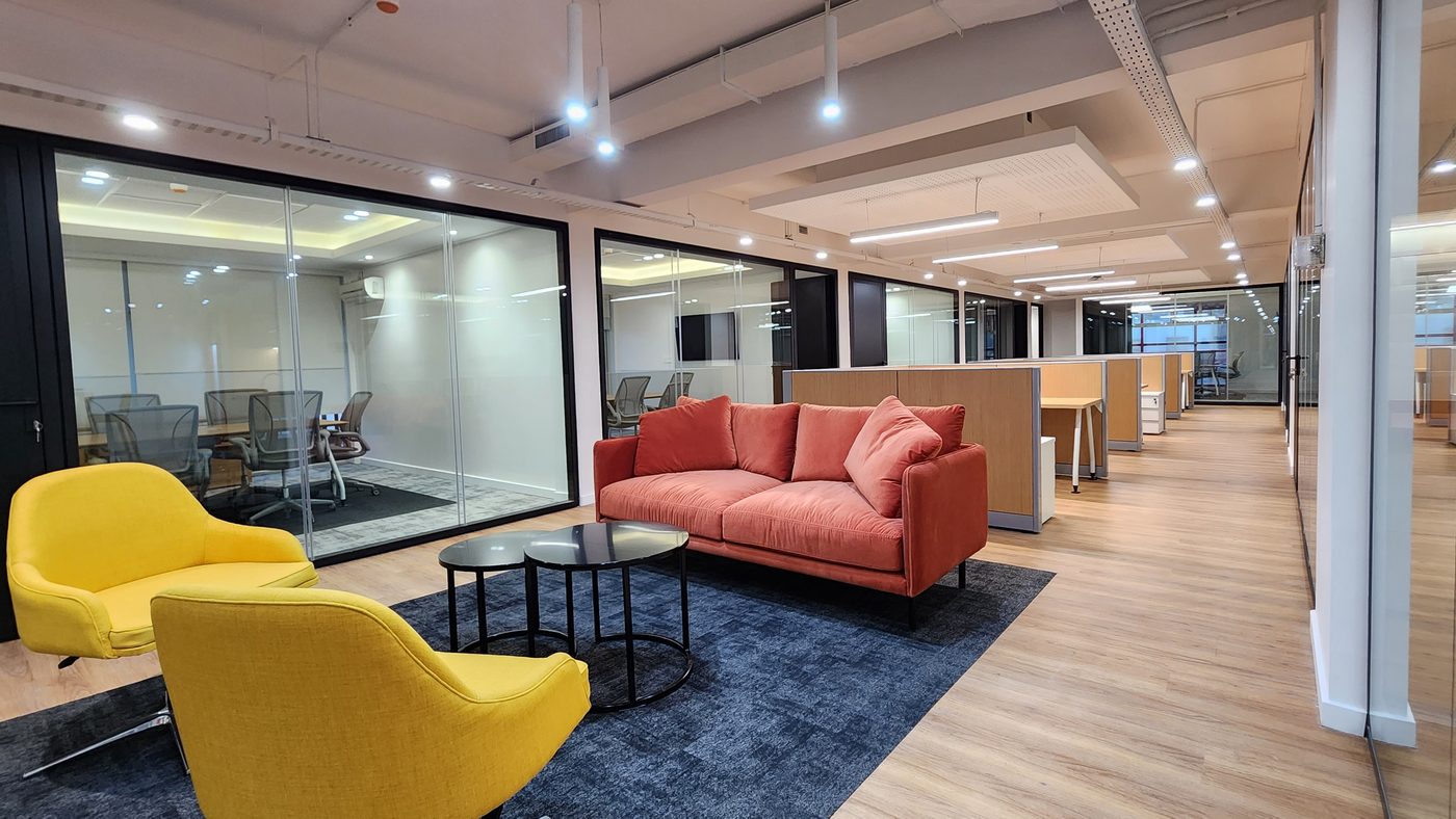 Planta integral de oficinas con puestos de trabajo y sectores diferenciados