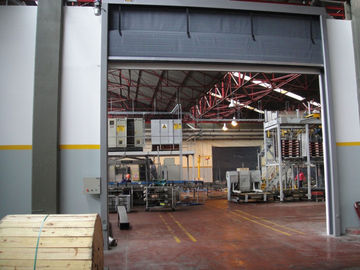 Acceso automático de alta velocidad en planta industrial